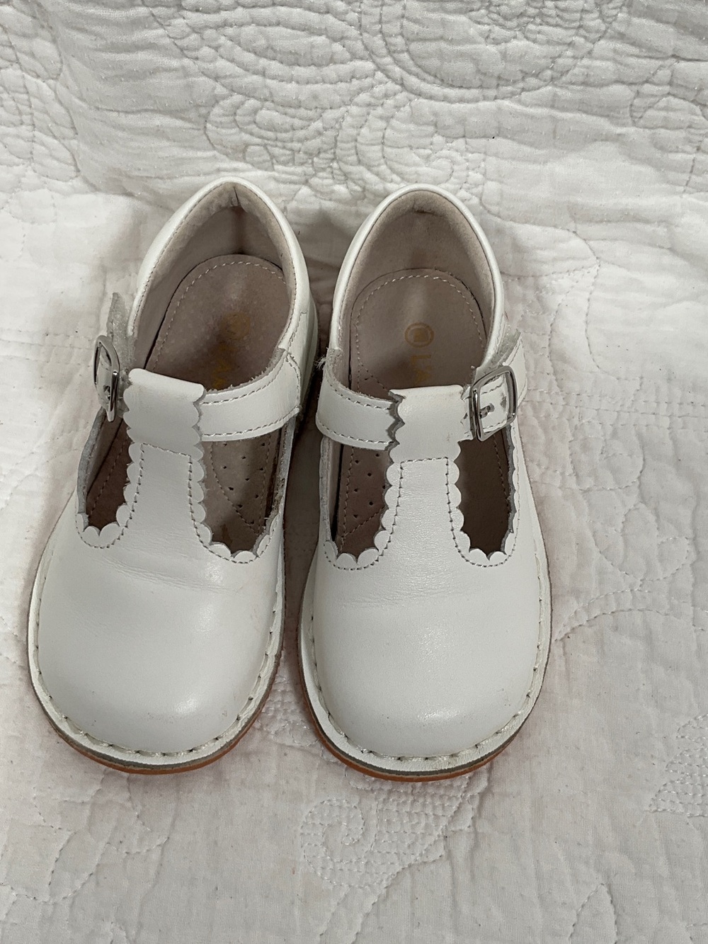 L'Amour White Girls' Scalloped Mary Jane Dress Shoes